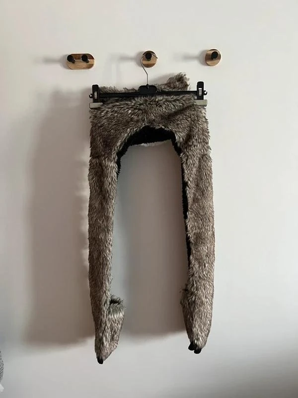 Gorro de Lobo com Cachecol e Luvas Incorporadas – photo 3